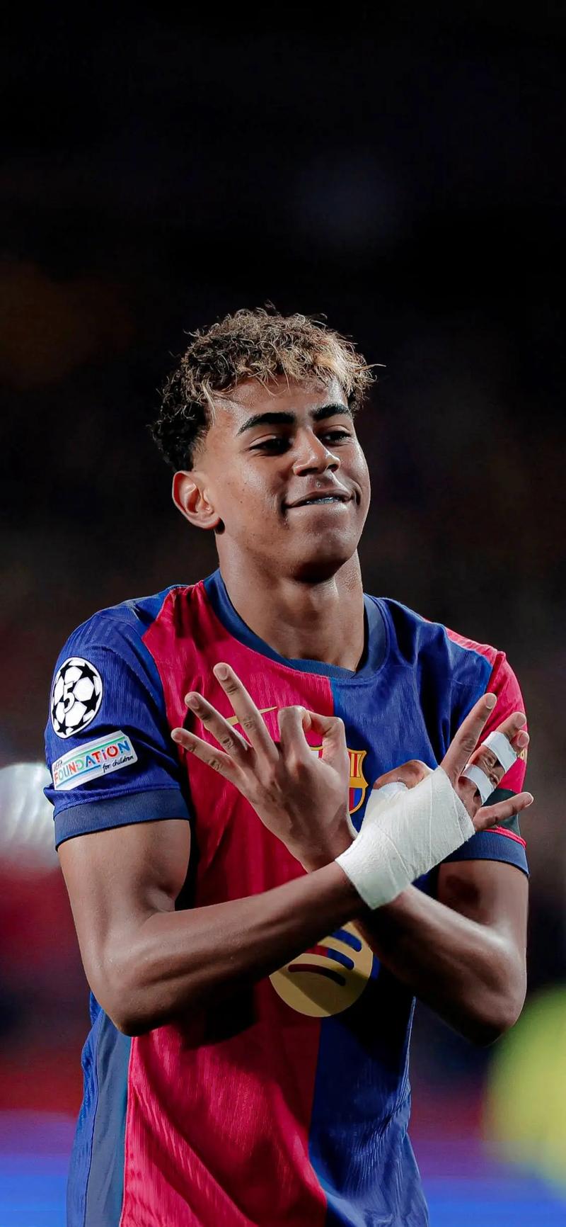 阿图什杯球员进球后跑上看台给母亲献花，后两黄变一红被罚下