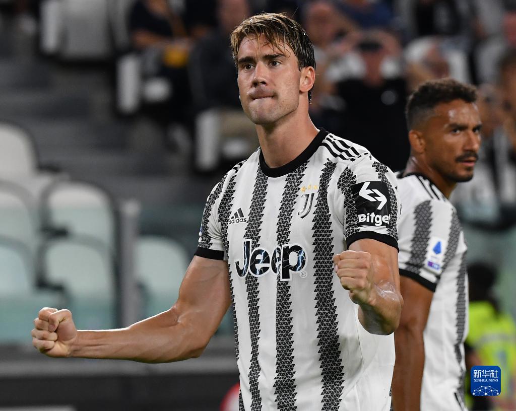 TyC记者：斯卡洛尼将带着大力神杯参加世界杯抽签仪式