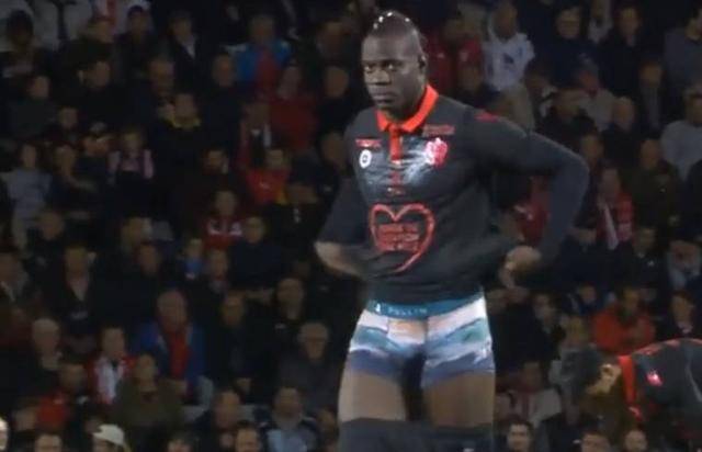 萨拉赫骂街利物浦，曼联传奇鲁尼表示，他和穆帅的处理方式更好