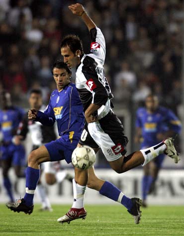 欧冠淘汰赛门票暴涨引发球迷抗议