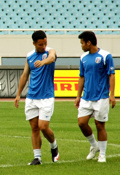 骑士全队首节手感不佳，投篮仅25投8中&已落后老鹰10分