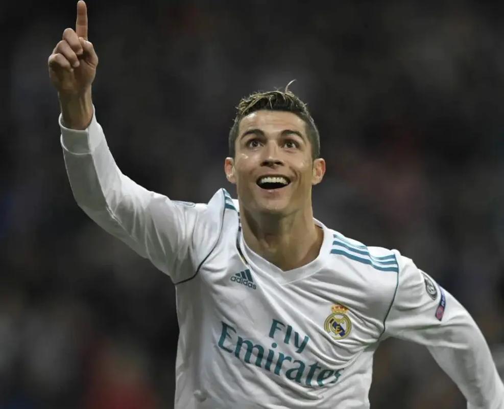 英超半场：沃尔特马德挑射破门，纽卡暂3-0埃弗顿（英超半场战报：沃尔特马德挑射建功，纽卡暂以3-0领先埃弗顿）