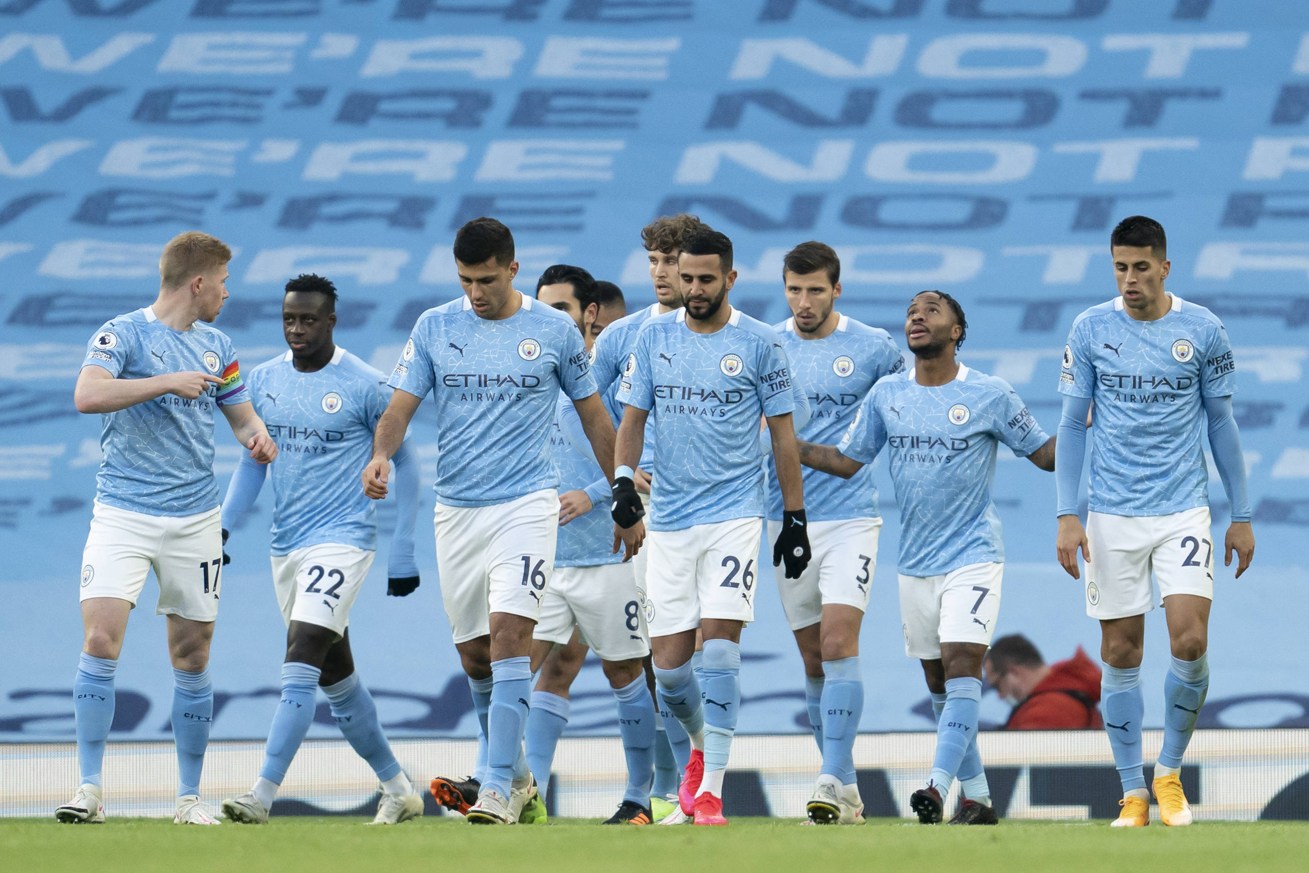 队友送大礼！QPR绝杀功臣疯狂庆祝，下一秒只剩底裤苦笑