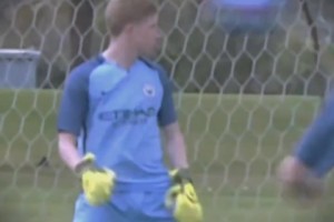 新鹏城推出与深圳本土潮流品牌COSTS联名限定球衣，售价799元